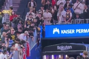 久违了！库里身穿训练服出场，今天战火箭将迎来复出！