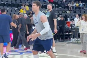 今日祖巴茨重返快船主场，可惜依旧未能出战！