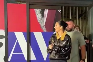 肯豆在的地方就是T台！这样貌身材走到哪都是焦点🥰