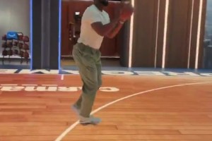 历史级得分手的投篮肌肉记忆！韦德在演播室秀起了投篮~