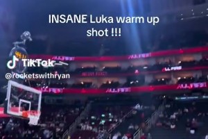 太夸张了😦东契奇热身时借高空大屏幕反弹打板进球！