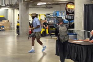 赛程不合理？客战热火 湖人凌晨5点到达酒店 詹第一个抵达球馆