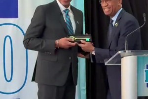 黄蜂退役戴尔库里球衣！库里来到现场祝贺老爸！