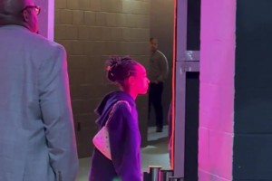 G1拿下火箭！小朱莉&布莱斯在球员通道等着老爸得胜归来！